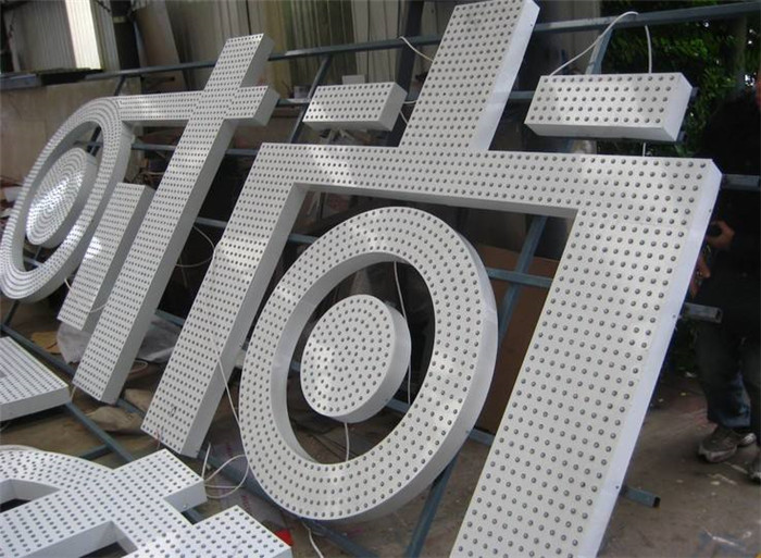 一臺迷你廣告字雕刻機就能生產13種廣告字