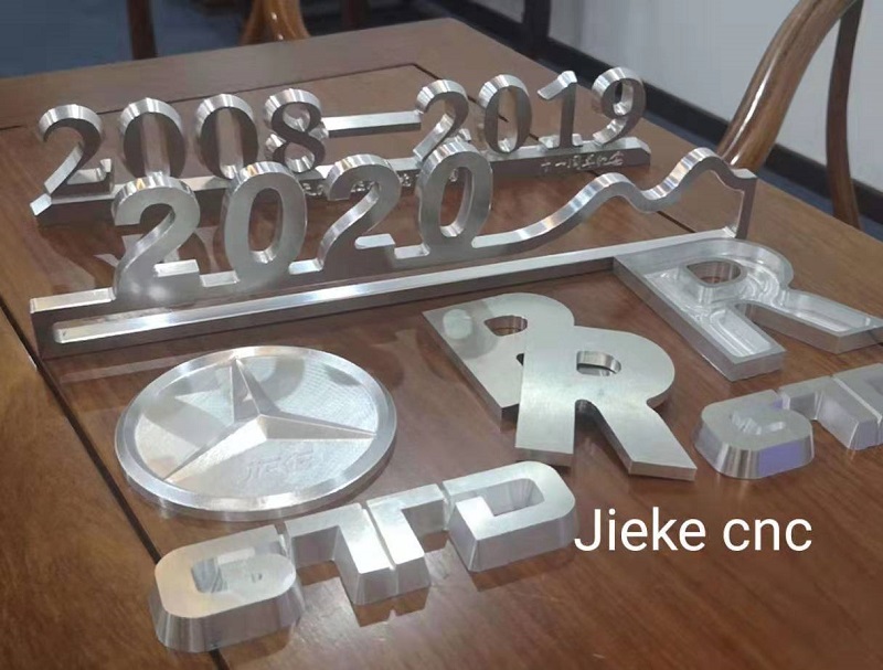 淺談一臺鋁板雕刻機的重要性